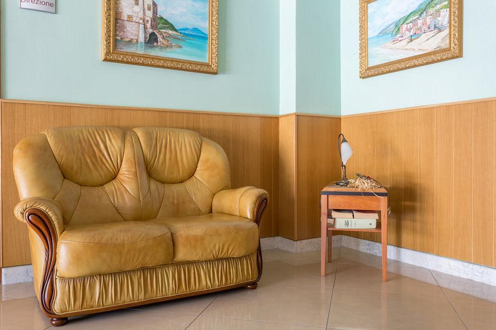 Hotel Futuro อาแวร์ซา ภายนอก รูปภาพ